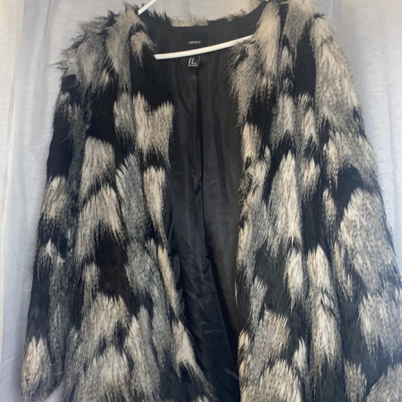 Light weight fur coat - Picture 2 of 8